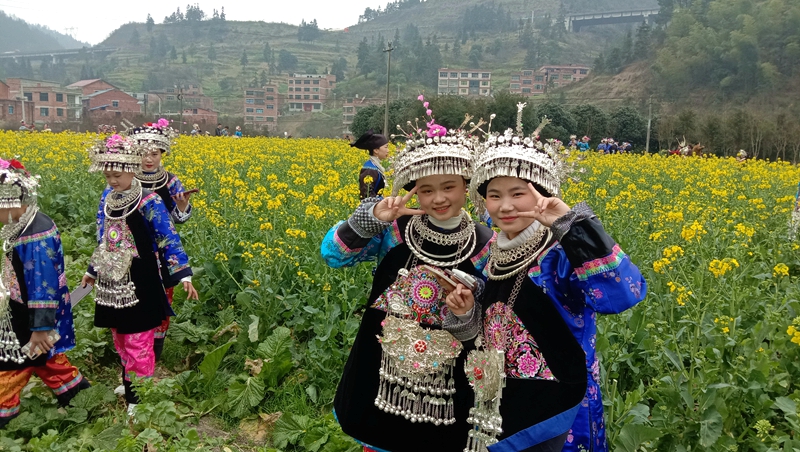 寨头村苗族美女（潘宗旭 摄）_副本.jpg