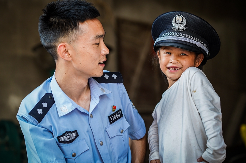 （徐浩洲摄）全国优秀人民警察张豪和辖区的孩子们-徐浩洲摄.jpg